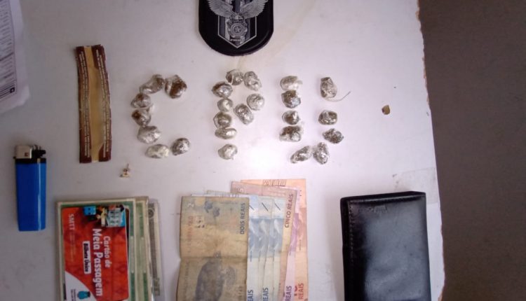 Polícia Militar prende homem por tráfico de drogas