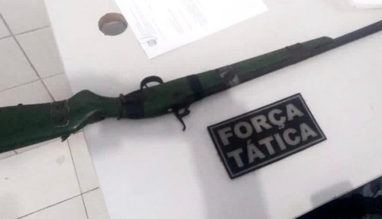 PMMA APREENDE ARMA E PRENDE HOMEM SUSPEITO POR AMEAÇAS DE MORTE