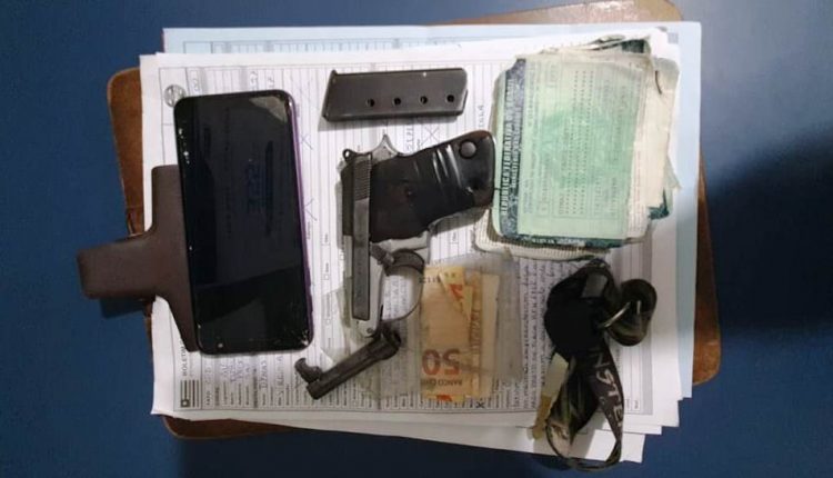 POLICIAIS MILITARES PRENDEM SUSPEITOS DE ASSALTO E APREENDEM ARMA