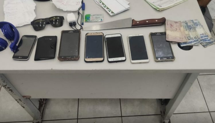 POLÍCIA MILITAR EVITA ASSALTO A ÔNIBUS E PRENDE ACUSADO