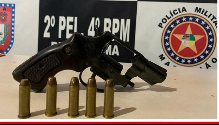 POLÍCIA MILITAR PRENDE INDIVÍDUO POR PORTE ILEGAL DE ARMA DE FOGO E AMEAÇA