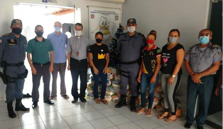 POLICIA MILITAR ENTREGA CESTAS BÁSICAS AOS ALUNOS DO PELOTÃO MIRIM DO 4º BPM