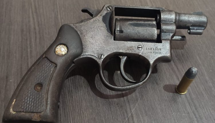 ARMA DE FOGO É APREENDIDA E DOIS SUSPEITOS PRESOS