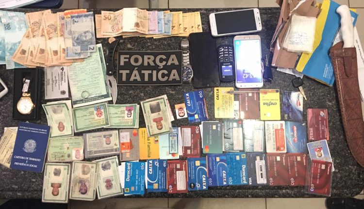 Homens são presos com dinheiro e grande quantidade cartões de créditos