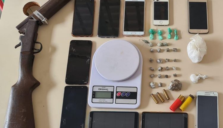 Cinco pessoas são presas por tráfico de drogas e porte ilegal de arma de fogo