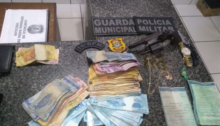 SUSPEITOS SÃO PRESOS COM VEÍCULO ROUBADO E ARMA DE FOGO EM URBANO SANTOS