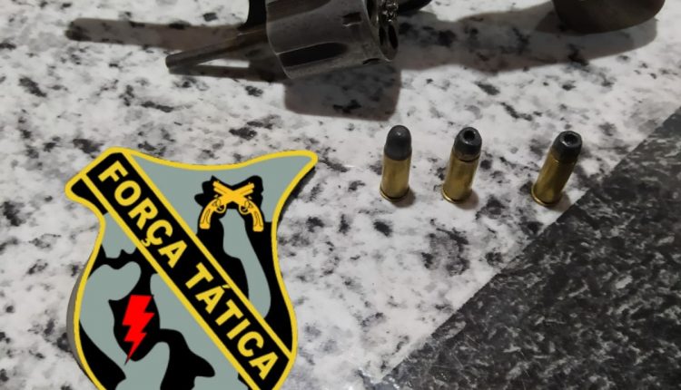 PMMA prende homens por tráfico de drogas e apreende arma de fogo