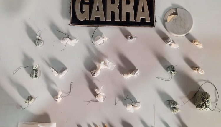 POLICIAIS MILITARES DO 22º BPM PRENDEM HOMEM SUSPEITO DE TRÁFICO DE DROGAS.