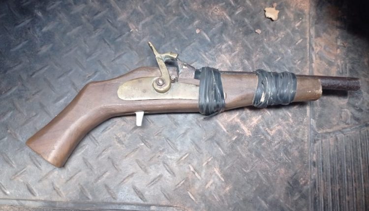 POLICIAIS MILITARES DO 28º BPM APREENDEM ARMA DE FOGO EM VARGEM GRANDE