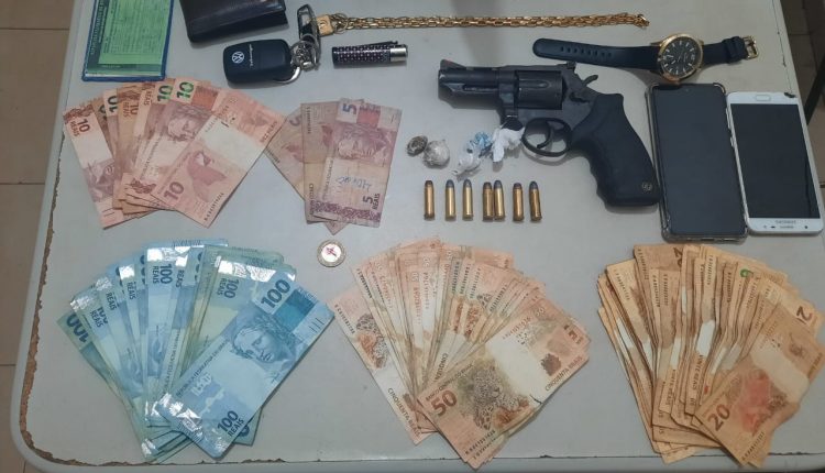 Polícia Militar prende dois homens por porte ilegal de arma de fogo e tráfico de drogas