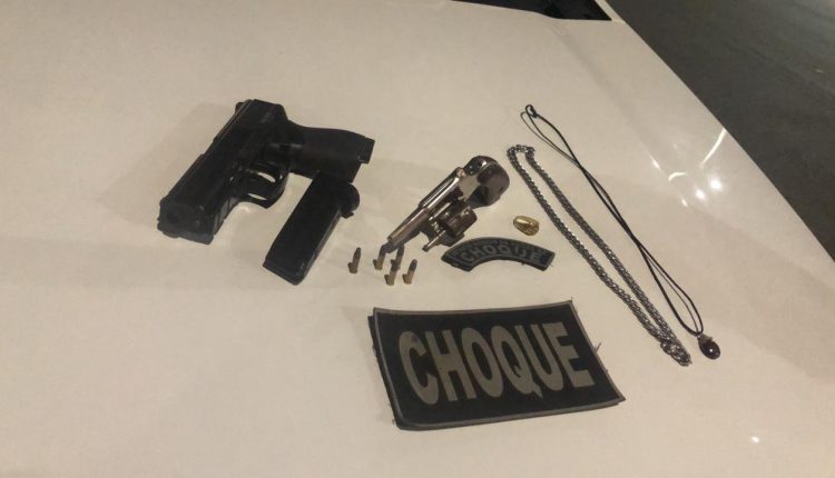 Guarnição do Choque prende dois homens por porte ilegal de arma de fogo e conduz dupla por tráfico de drogas