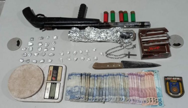 POLICIAIS MILITARES DO 22º BPM APREENDEM ARMAS E DROGAS 