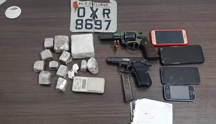 Polícia Militar prende dupla de criminosos com duas armas de fogo na cidade de Raposa