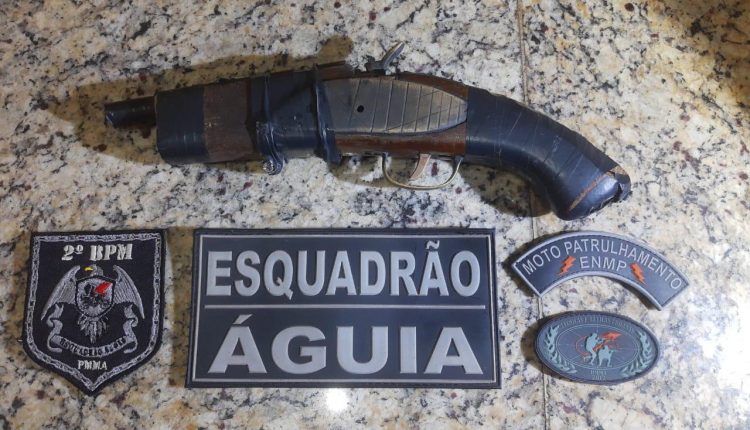 POLÍCIA MILITAR APREENDE ARMA DE FOGO E RECUPERA MOTOCICLETA FURTADA DURANTE OPERAÇÃO BAIRRO SEGURO EM CAXIAS-MA