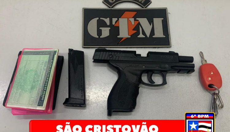 PMMA apreende simulacro de arma de fogo e prende foragido da Justiça