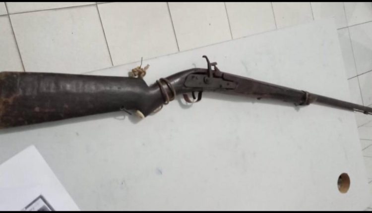 Polícia Militar prende homem com arma de fogo e recupera moto roubada