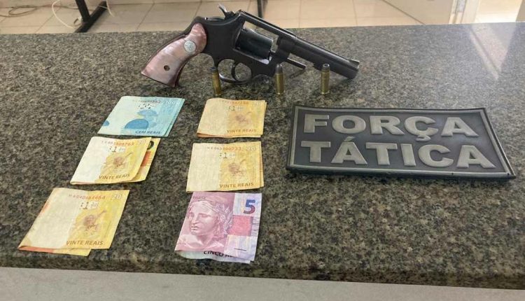 Polícia Militar apreende arma de fogo e prende dois indivíduos com drogas