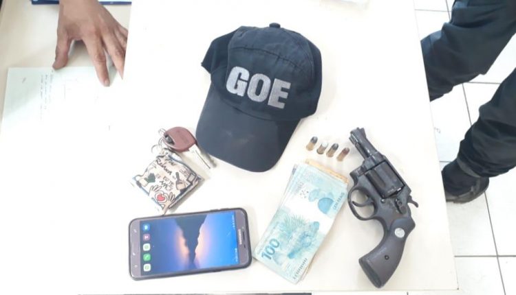 Polícia Militar prende quatro homens acusados de roubo e apreende arma de fogo em Caxias