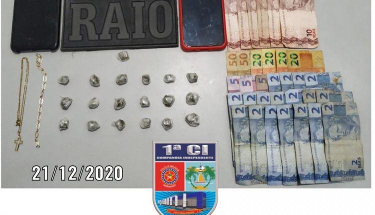 Policiais da 1ª Companhia prendem cinco homens suspeitos de tráfico de drogas no bairro da Divineia
