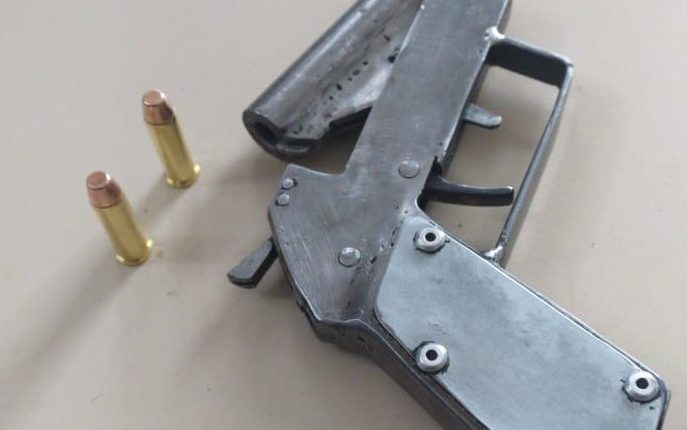 Em Caxias Polícia militar apreende arma de fogo e recupera motocicleta roubada