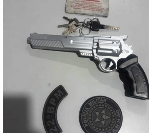 Ação da Polícia Militar no Bairro Paranã prende dupla com arma de fogo falsa e moto roubada