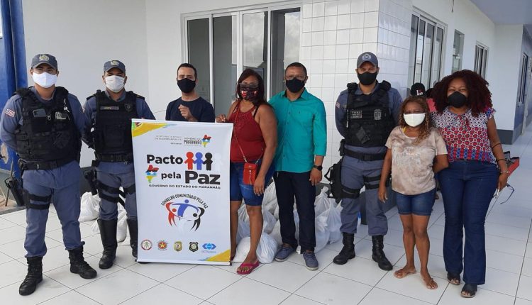 Polícia Militar em parceria com Programa Pacto pela Paz e lideranças comunitárias entregam cestas básicas no Bairro da Liberdade