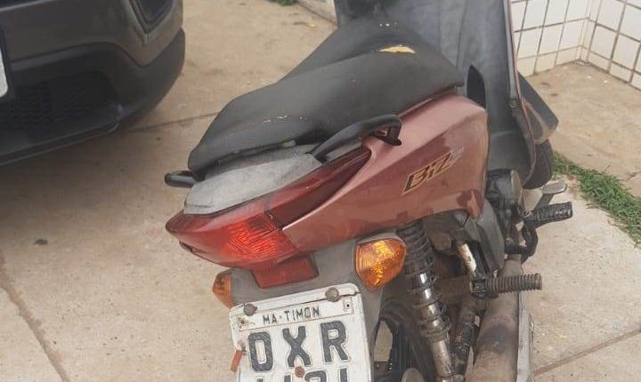 POLICIA MILITAR FRUSTA ASSALTO E PRENDE SUSPEITO COM ARMA DE FOGO