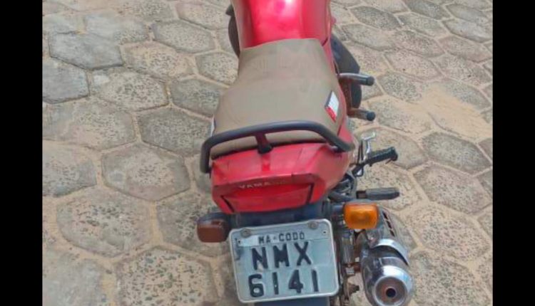 POLICIAIS MILITARES LOCALIZAM MOTOCICLETA E O CONDUTOR É PRESO POR RECEPTAÇÃO