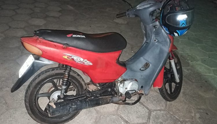 POLÍCIA MILITAR PRENDE DOIS INDIVÍDUOS E APREENDE MOTO ROUBADA