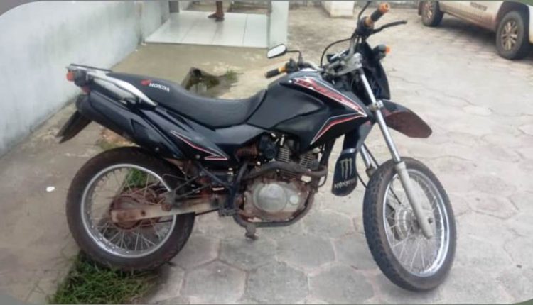 POLICIAIS MILITARES APREENDEM MOTO ROUBADA NO JARACATY