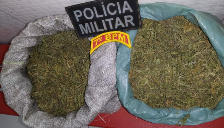 POLÍCIA MILITAR APREENDE DOIS SACOS COM ENTORPECENTES E PRENDE SUSPEITA DE TRÁFICO DE DROGAS
