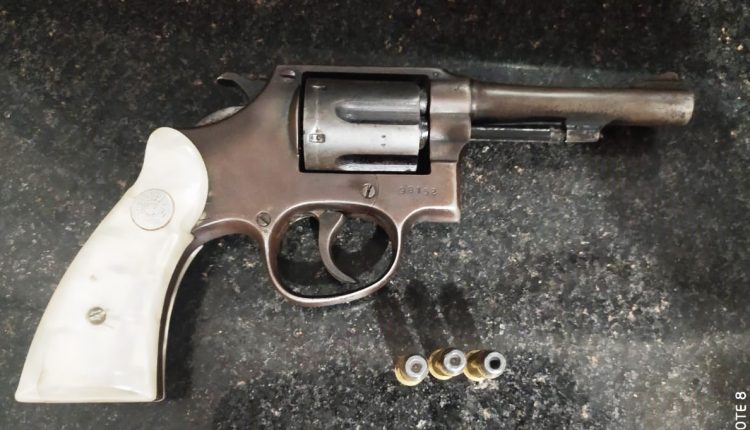 Polícia Militar prende dupla de assaltantes com arma de fogo em Porção de Pedras
