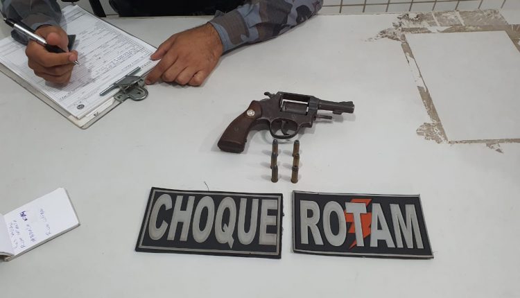 Policiais militares da Rotam apreendem arma de fogo