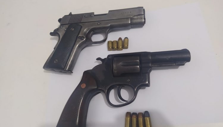 Polícia Militar prende foragidos da justiça, recupera veículo roubado e apreende armas de fogo