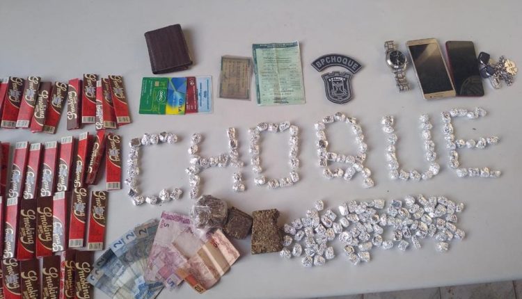 Policiais Militares do choque prendem dois indivíduos por tráfico de drogas
