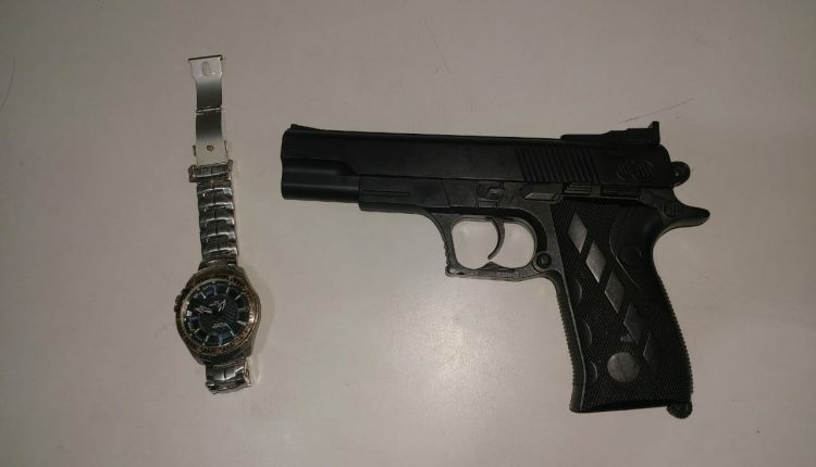 Dupla é presa com moto roubada e simulacro de arma de fogo no Maiobão