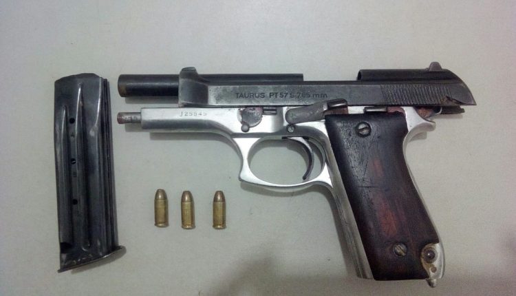 HOMENS SÃO PRESOS COM ARMA DE FOGO E VEÍCULO ROUBADO