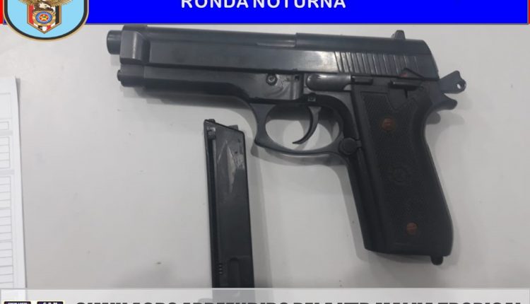 SIMULACRO DE ARMA DE FOGO É APREENDIDO NO JARDIM TROPICAL