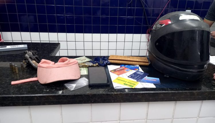 Policial militar de folga prende dois indivíduos e apreende arma de fogo