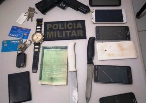 Policiais militares da 1ª CI recuperam carro roubado e apreendem simulacro de arma de fogo