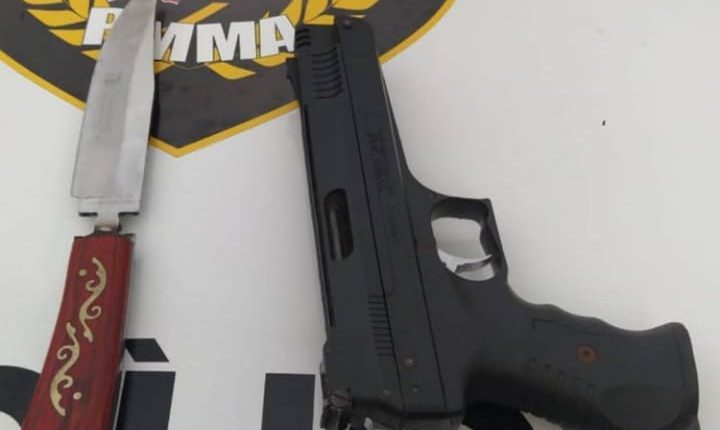 Policiais militares prendem quatro indivíduos com simulacro de arma de fogo