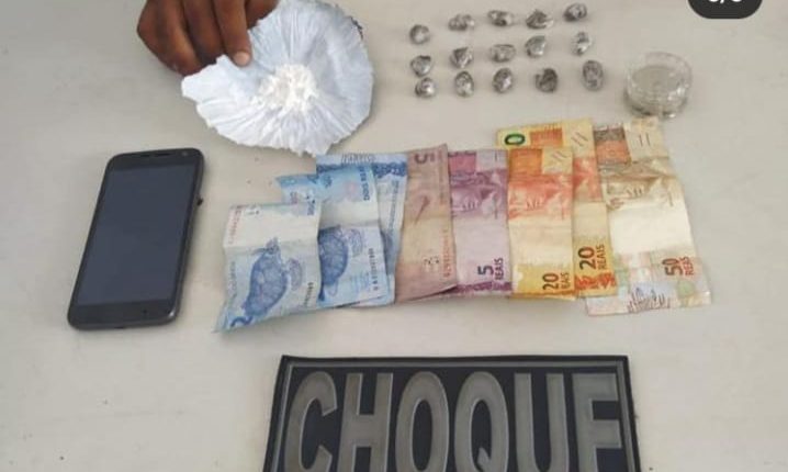 Policiais Militares do Choque prendem homem com drogas na Vila Embratel