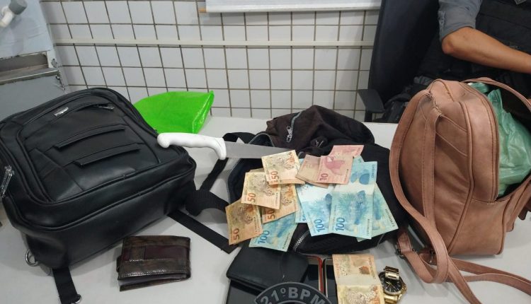 Policiais do 21º BPM prendem homem acusado de assalto a ônibus e recuperam objetos roubados