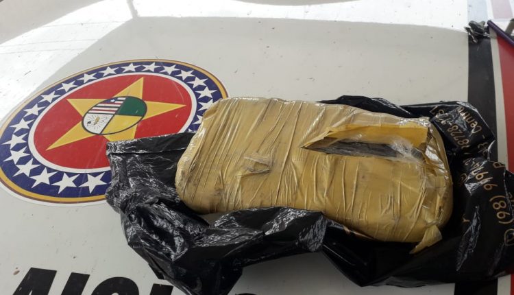 Policiais militares apreendem 1 Kg de maconha em abordagens na barreira da estiva
