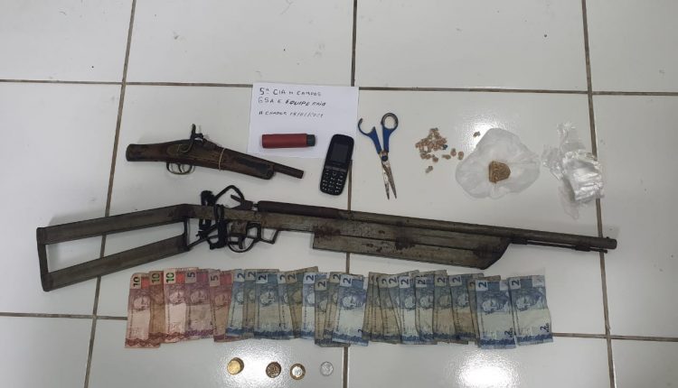 POLICIAIS MILITARES DO 27° BPM PRENDEM SUSPEITOS POR PORTE ILEGAL DE ARMA DE FOGO E TRÁFICO DE DROGAS