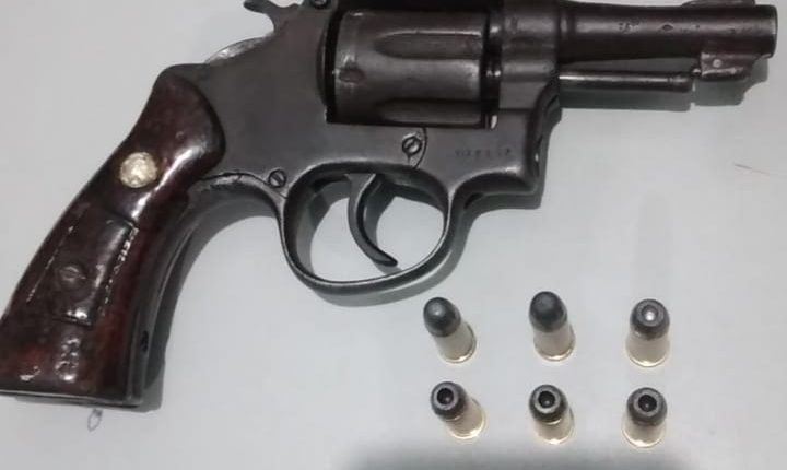 Polícia Militar prende foragido da justiça e apreende arma de fogo em São João Batista