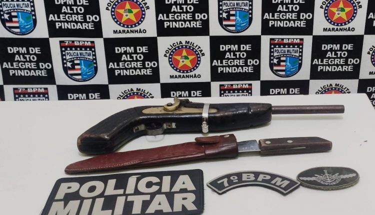 POLICIAIS MILITARES DO 7º BPM PRENDEM HOMENS COM ARMA DE FOGO
