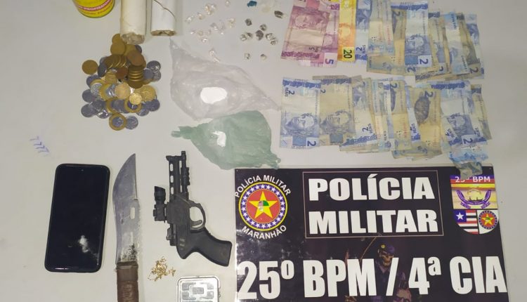 PMMA apreende grande quantidade de drogas e simulacro de arma de fogo em Apicum-açu