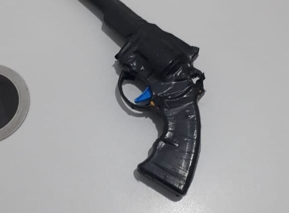 SIMULACRO DE ARMA DE FOGO É APREENDIDA EM BARRA DO CORDA  