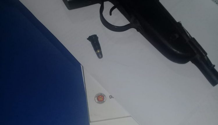 HOMEM É PRESO COM ARMA DE FOGO EM BOM JARDIM